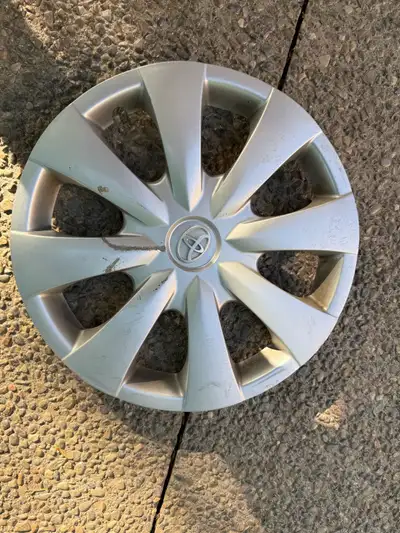 Chevrolet center hubcap heavy duty truck in good condition also 113 inch Toyota hubcap in good condi...