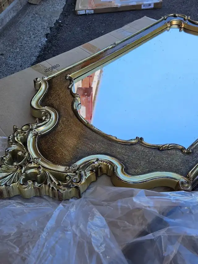 Antique Wood Framed Gold Beveled wall Mirror in Home Décor & Accents in City of Toronto - Image 5