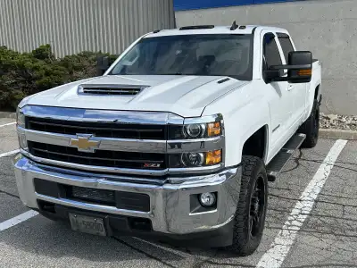 2019 Silverado HD 3500. Z71 package 84000 km Diesel 6.6L with Allison Transmission. Crew cab 60/40 r...