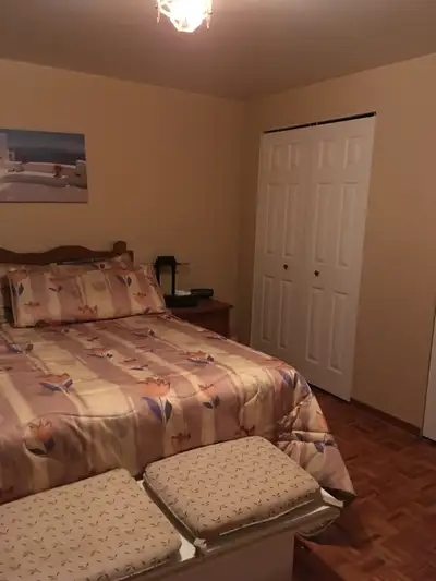 Je loue le sous sol de ma maison privee On doit passer pas la maison pour y acceder La maison est a...