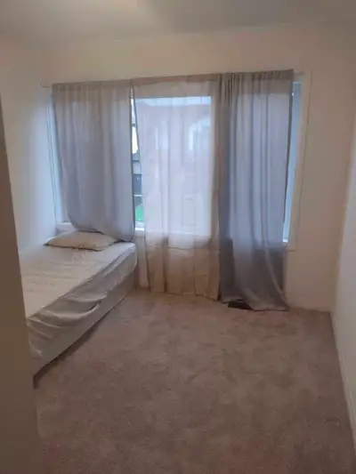 Located in Mount hope. Hamilton airport Private bedroom available. Shared washroom and other areas....