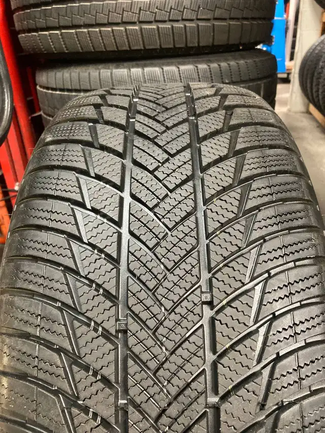 285/45R21 **2 USED RUNFLAT WINTER TIRES** BRIDGESTONE ~85-99% in Tires & Rims in City of Toronto - Image 9