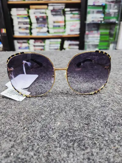 Lunettes de soleil Gucci neuve , View more