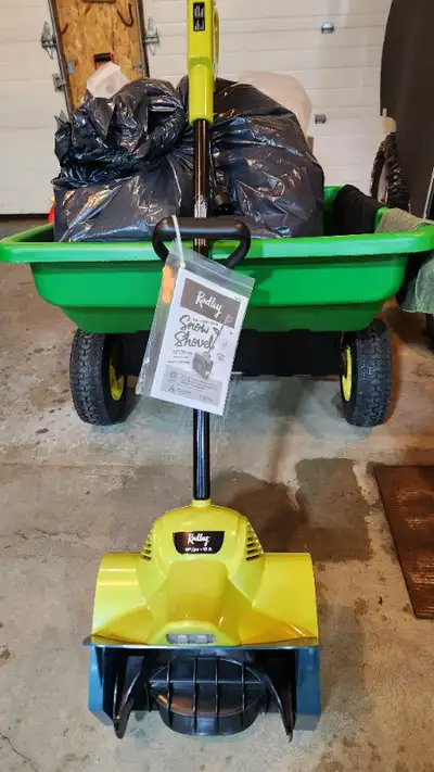 RADLEY EASY TO MANEUVER ELECTRIC SNOWBLOWER......IDEAL FOR SENIORS .....10 AMP 2500 RPM.......CLEARS...