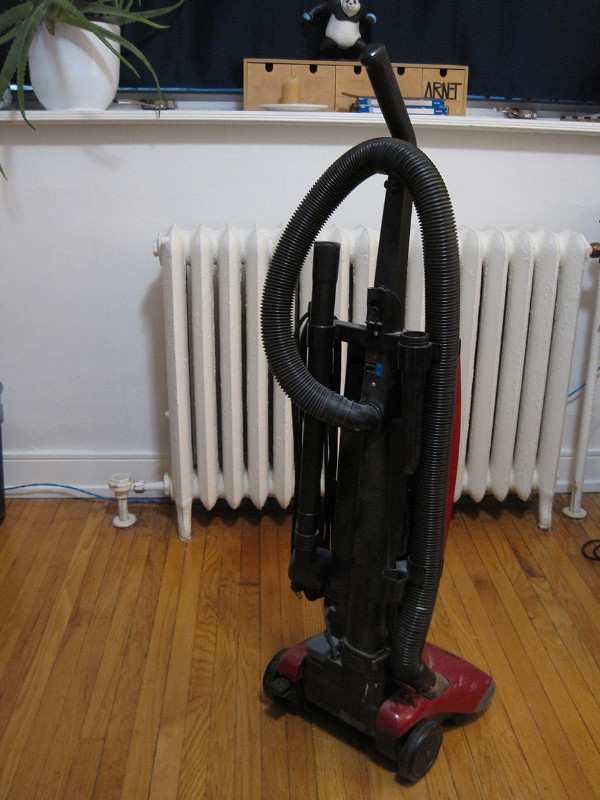 Dirt Devil Bagged Upright Vacuum in Vacuums in City of Toronto - Image 2