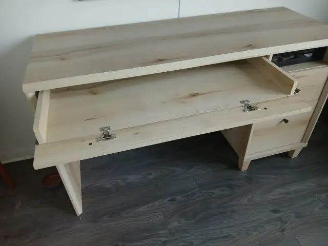 Grand bureau d'ordinateur en bois in Desks in Longueuil / South Shore - Image 3