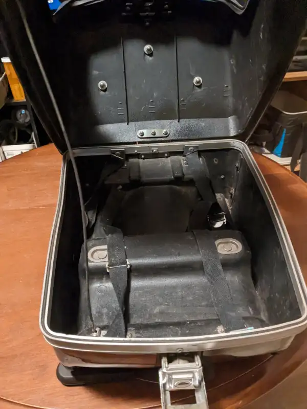 Honda Silver Wing factory luggage rack in Motorcycle Parts & Accessories in Kamloops - Image 9