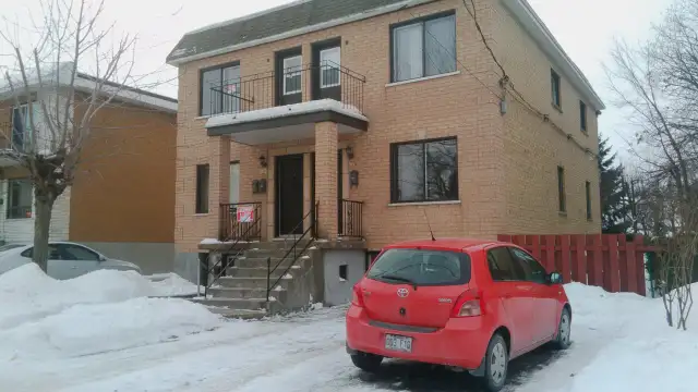 Logement à louer à Longueuil dans triplex.