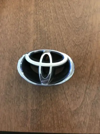 OEM for front grille for 1998-99 Toyota Corolla VE, CE, LE models. Chrome plated; with 2 clips on to...