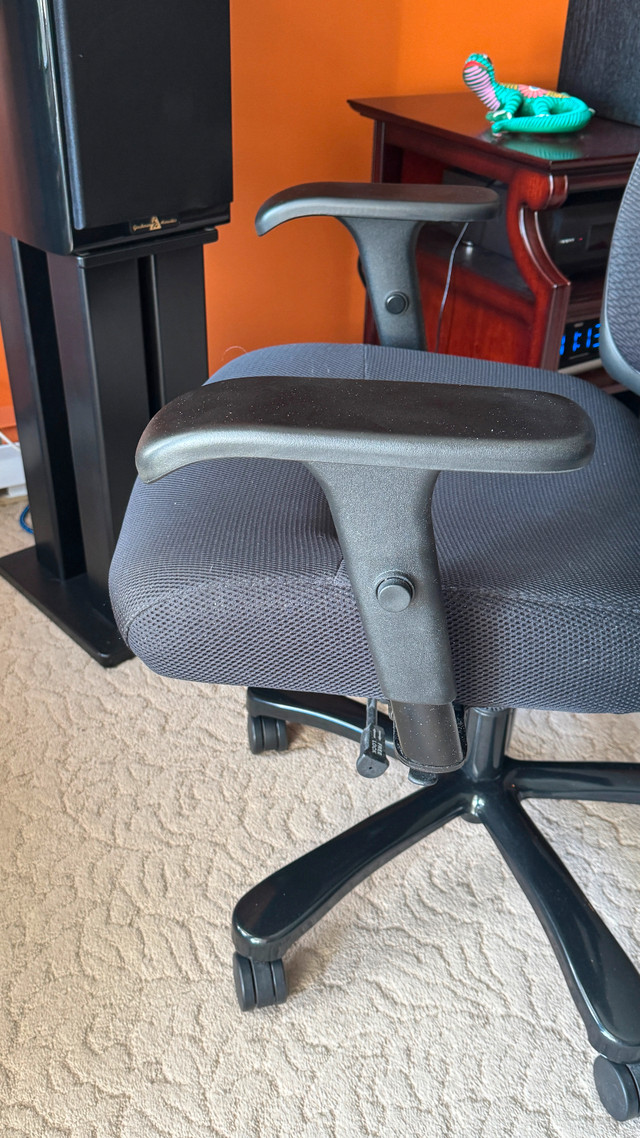 Computer - Office chair 4 larger person in Desks in Kelowna - Image 4
