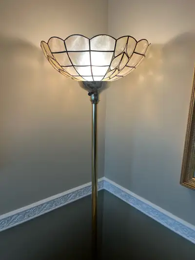 Beautiful floor lamp with 3 light settings (one bulb) In like -new condition…… total height is 64.5...