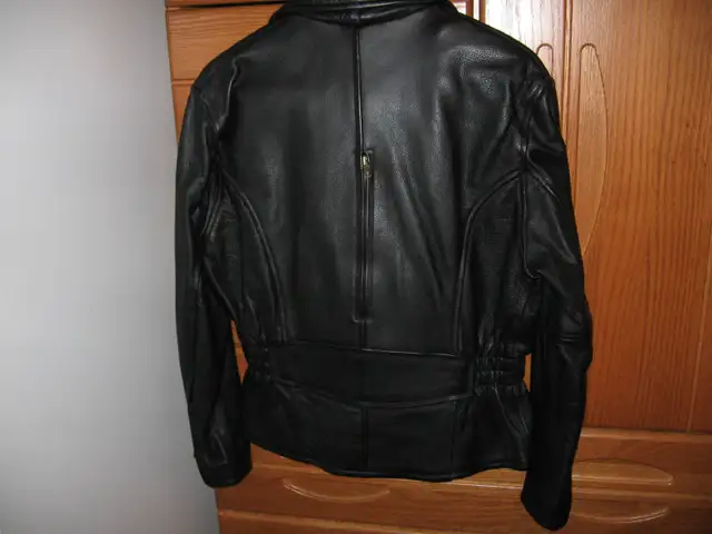 1 veste cuir pour dame grandeur 8 ans couleur noire in Women's - Shoes in Québec City - Image 3