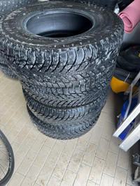 4x pneus d'hiver Nokian  Hakkapeliitta LT3 Cloutés QUASI NEUF!!