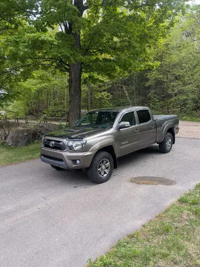 Je vends mon Toyota Tacoma TRD Off Road, un camion robuste et fiable avec des capacités tout-terrain...