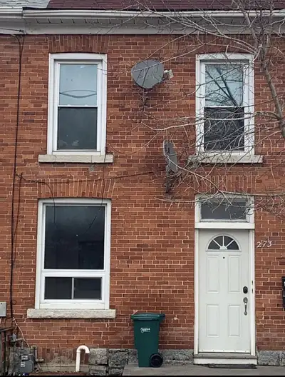 $716.33/month + heat Spacious room available in a 3-bedroom, 1-bathroom townhome on Division Street....