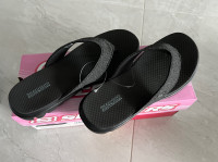 NEW Women’s Skechers black flip flop size 8