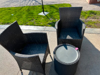 2 x Wicker outdoor chairs with table / cooler