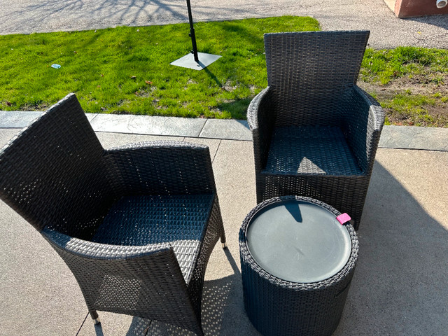 2 x Wicker outdoor chairs with table / cooler in Patio & Garden Furniture in Markham / York Region