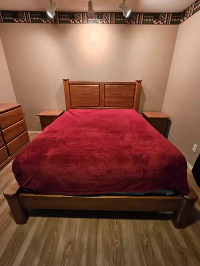 5 piece solid oak queen size bedroom set - great condition 2 bedside tables, bed frame w/headboard,...
