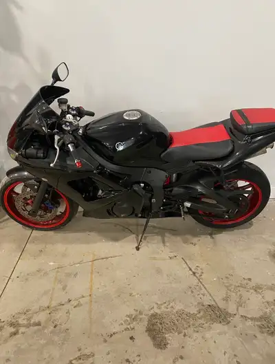 2004 Yamaha R6, road ready, in running condition / will pass safety, 600cc has a new windscreen / fu...
