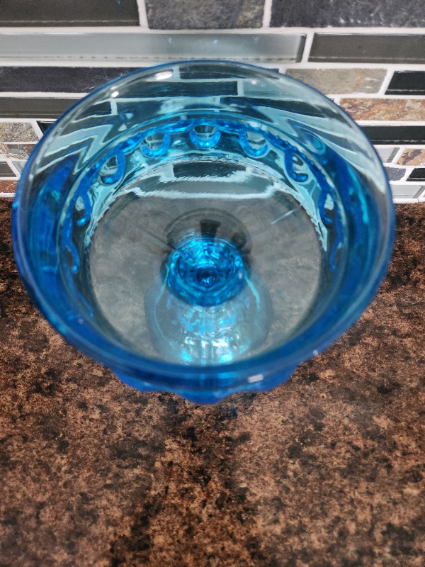 ANTIQUE blue Kings Crown Thumbprint dish (Indiana Glass) in Arts & Collectibles in Fredericton - Image 3