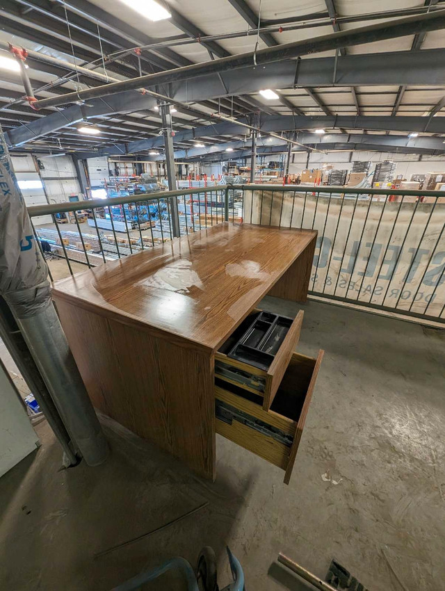 Wooden Desk - Price Reduced dans Bureaux  à Saskatoon - Image 2