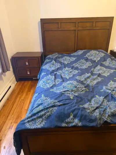 Queen bed set 5 pieces hard wood / Ensemble de lit 5 pièces, View more
