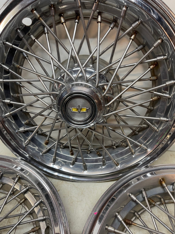 VINTAGE 1990s CHEVROLET CAPRICE CLASSIC HUB CAPS V1243 Arts