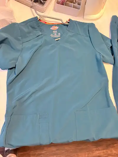 PLEASE READ. I am selling the top and bottom together. Size: Small Used- Good. Please look at the pi...