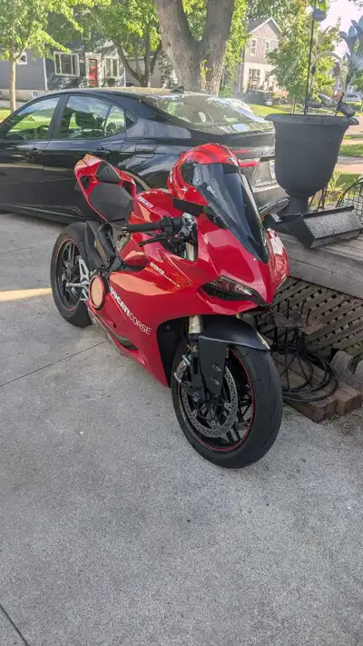 2012 Ducati panigale 1199. 25k km This bike just had the desmo service done over the winter. (Plugs,...