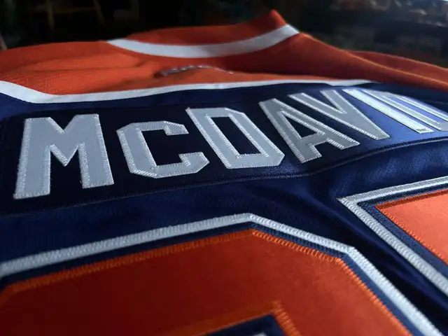 Connor McDavid AUTO SIGNED Jersey Oilers BEAUTY Showcase 298 in Arts & Collectibles in Edmonton - Image 5