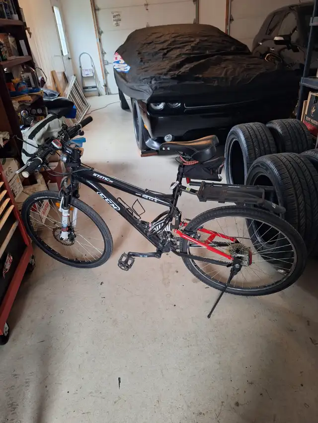 Vélo CCM static roues de 26" , avec  accessoires in Mountain in Saint-Hyacinthe - Image 2