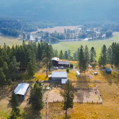 Visit the website for more information https://www.christianvalleyranch.info 50 ac 2100ft2 House wit...