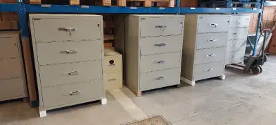 Classeur anti feu de marque GARDEX . Fireproof filing cabinet / vault Inspecté avec garantie d un an...