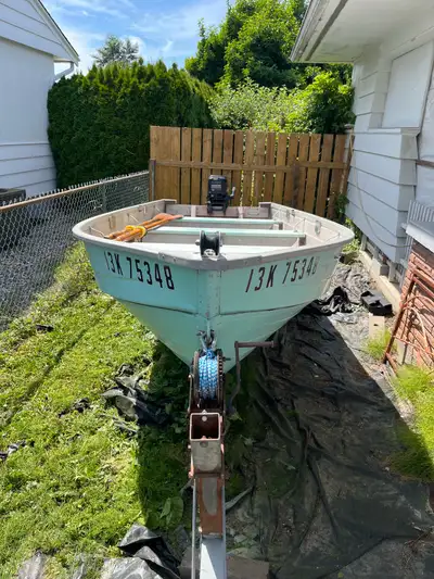 Comes with 18 hp Mercury 2 stroke short shaft outboard motor low hours, on a registered Road Runner...
