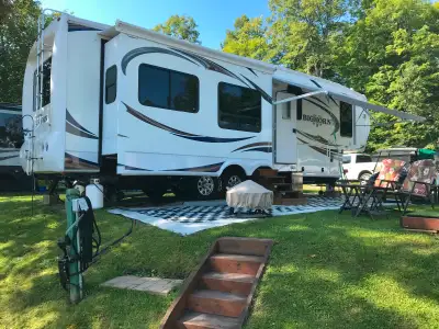 5TH WHEEL HEARTLAND BIGHORN 3010RE (2013), 35’. Haut de gamme. Excellent état, propre, entretenue av...