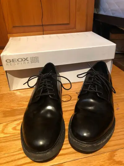 Shoe size is 6 1/2 hardly worn! Excellent quality leather shoes,leather lining and insoles., made wi...