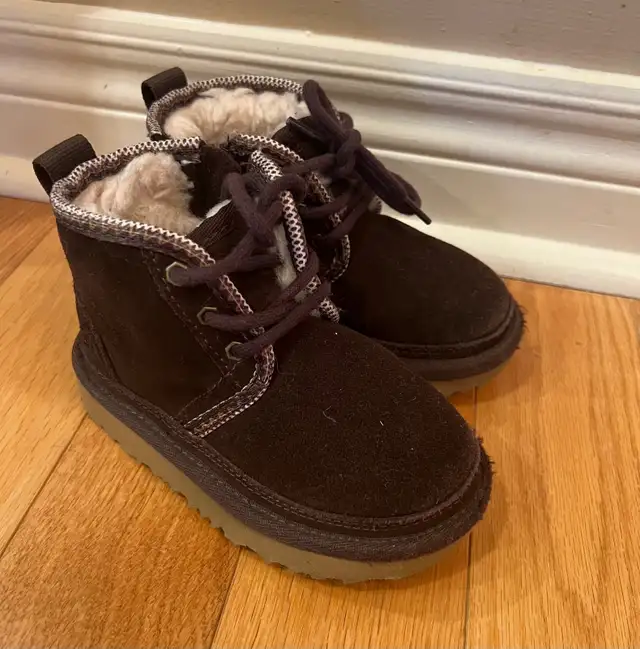 Ugg Neumel boots toddler size 8 in Kids & Youth in Markham / York Region - Image 2