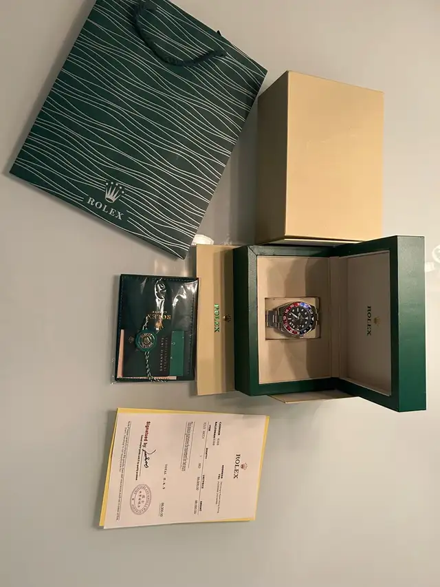 (400$) Rolex GMT pepsi in Jewellery & Watches in City of Montréal - Image 3