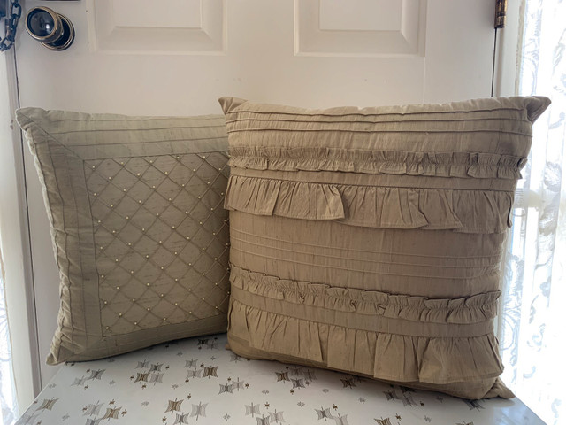 Silk decorative pillows in Home Décor & Accents in Markham / York Region - Image 4