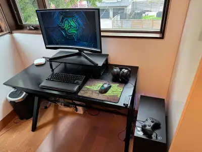 A complete setup. PC: Ryzen 9 5900X, RTX 3080, 64GB Monitor: 27” Samsung Curved Gaming, 144hz Razer...