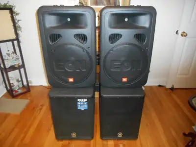 2 Subwoofers 600 Watts RMS (950 peak) Yamaha DXS12. Ils sont pratiquement neufs, utilisé 2 ou 3 fois...