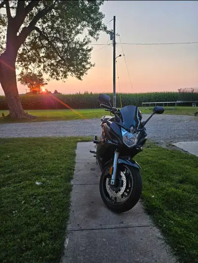 Selling my 2009 yamaha FZ6R just because I need more money. This thing is mint other then the passen...
