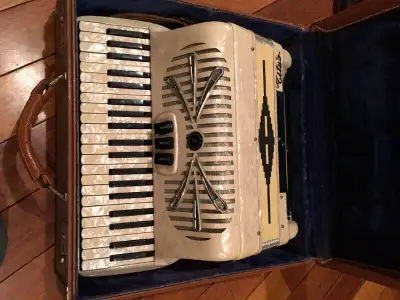 Accordéon piano fabriqué par Sonola, View more