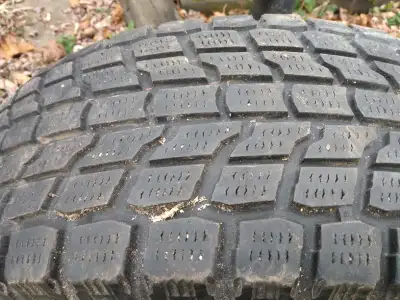 4 Yokohama Geolander Winter Tires 225/70/16 on rusty winter Rims just selling for 2 decent tires