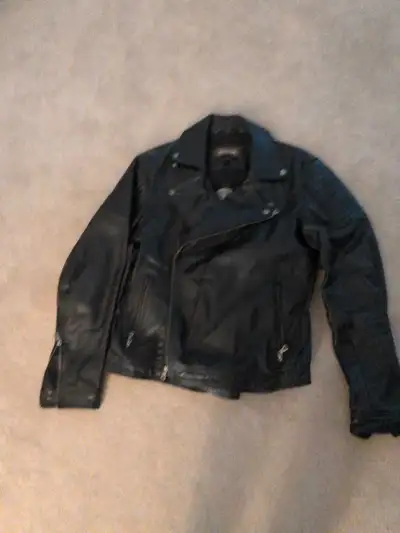 This pre-owned black leather jacket is in good condition, featuring a classic biker silhouette with...
