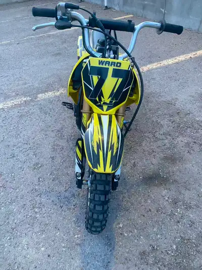 2015 Sukuzi DRZ70, kid dirt bike, 96 hours, one key, electric and kick starter, 3 speeds, automatic...