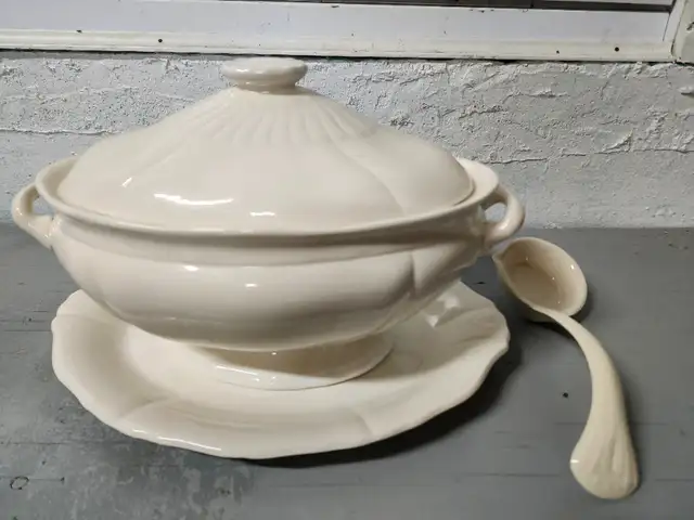 soupière en céramique in Kitchen & Dining Wares in Edmundston - Image 2