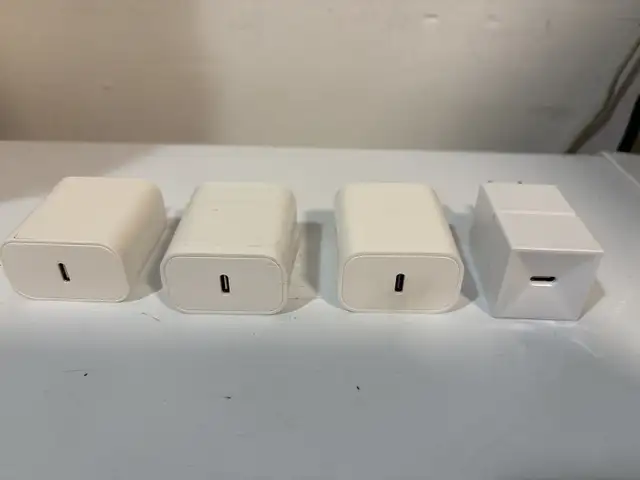 Apple charger in Cell Phone Accessories in City of Toronto - Image 2