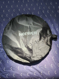 Neewer Collapsible Backdrop (White/Black)